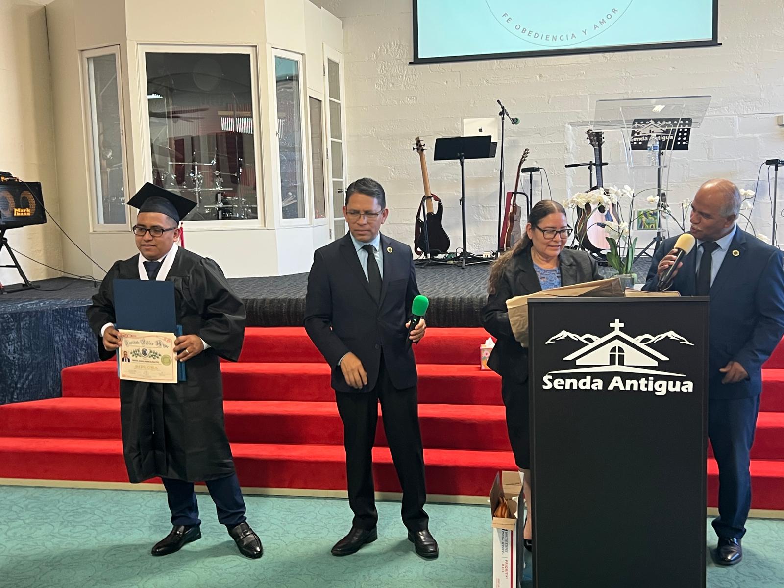 Entrega de diploma por el docente